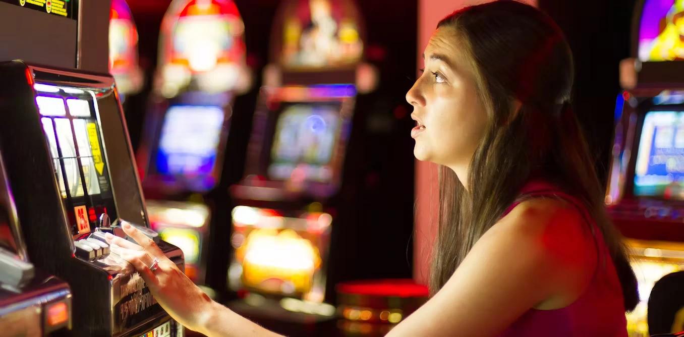 Pernah tertanya-tanya bagaimana slot machine online menentukan sama ada anda menang atau kalah? Ramai pemain berfikir ada corak rahsia atau helah di sebalik setiap spin — tetapi kebenarannya terletak pada sesuatu yang dipanggil RNG, atau Random Number Generator. Memahami cara RNG berfungsi membantu anda melihat bahawa setiap keputusan adalah adil, rawak, dan di luar kawalan sesiapa.